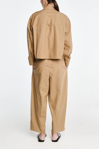 back profile model wearing Balloon Drawstring Pant walnut Added volume to the leg
Tapered bottom
&nbsp;Ivory cotton cord tie drawstring
Slightly tapered bottom
Side pocketing
100% Organic Cotton