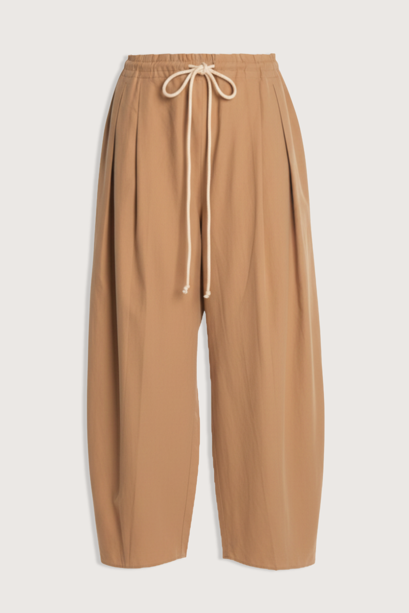 flat lay  Balloon Drawstring Pant walnut Added volume to the leg
Tapered bottom
&nbsp;Ivory cotton cord tie drawstring
Slightly tapered bottom
Side pocketing
100% Organic Cotton