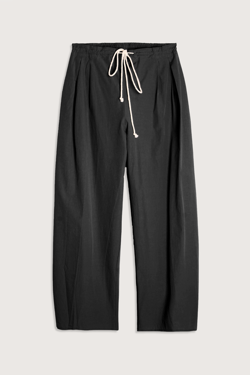flat lay Balloon Drawstring Trouser Black Added volume to the leg
Tapered bottom the trousers
Front pleats
Loose drawstring trousers
Slightly tapered bottom and pocketing
lightweight Organic Cotton