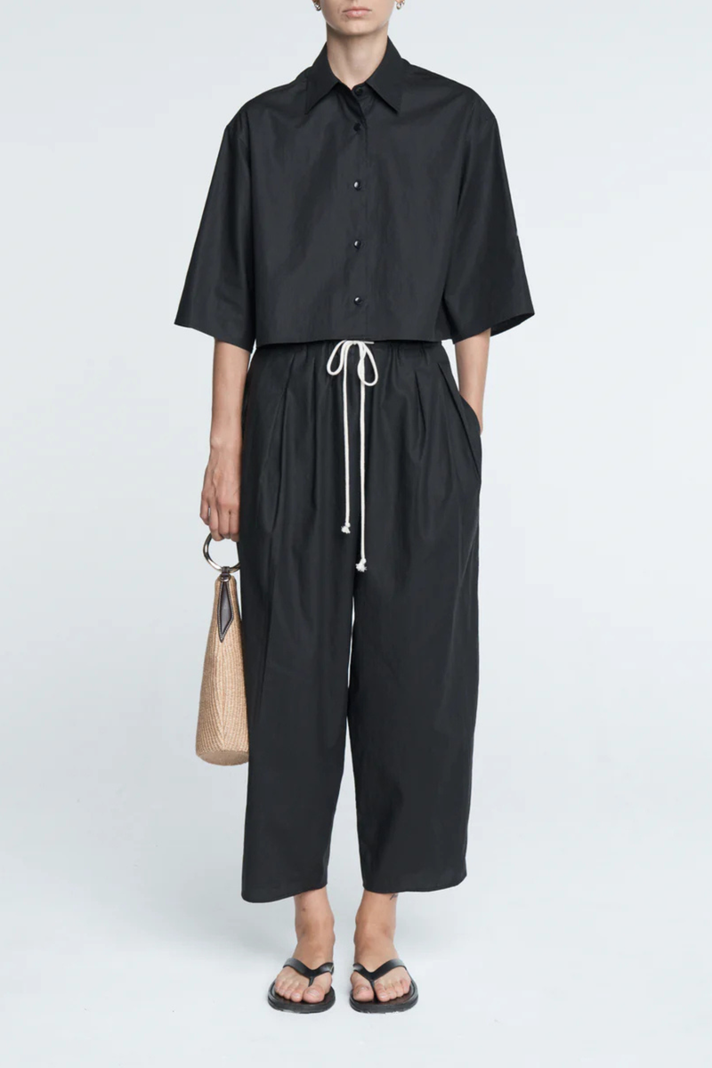 front profile model wearing Balloon Drawstring Trouser Black Added volume to the leg
Tapered bottom the trousers
Front pleats
Loose drawstring trousers
Slightly tapered bottom and pocketing
lightweight Organic Cotton