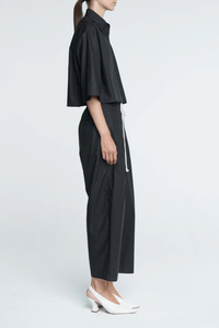 side profile model wearing Balloon Drawstring Trouser Black Added volume to the leg
Tapered bottom the trousers
Front pleats
Loose drawstring trousers
Slightly tapered bottom and pocketing
lightweight Organic Cotton
