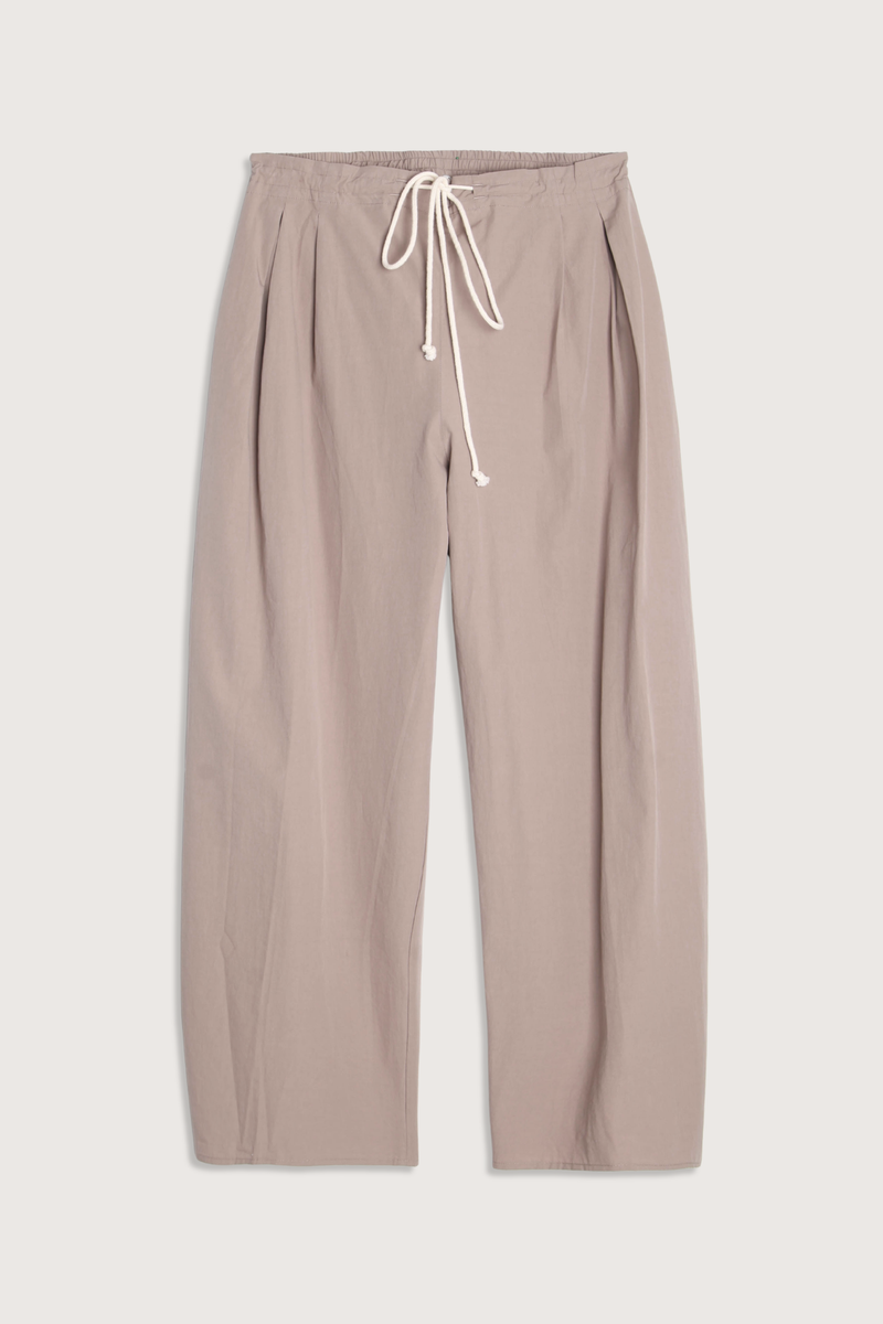 flat lay Balloon Drawstring Trouser Mouseback 
Tapered bottom
organic washed cotton
Loose drawstring trousers
Side pocketing
front pleats