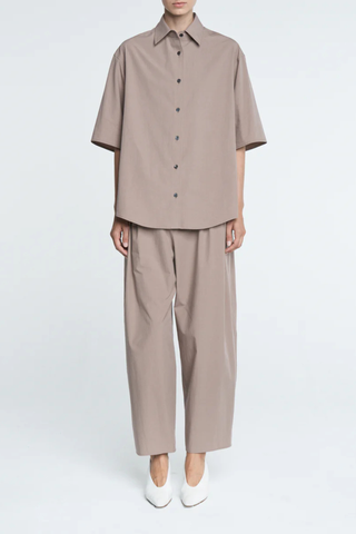 front profile model wearing Balloon Drawstring Trouser Mouseback 
Tapered bottom
organic washed cotton
Loose drawstring trousers
Side pocketing
front pleats