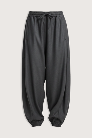 flat lay Balloon Track Wool Pant dark grey melange Balloon track pants
Soft dark grey wool
Elasticated waistband and hem
Voluminous leg
Front welt pockets
100% wool