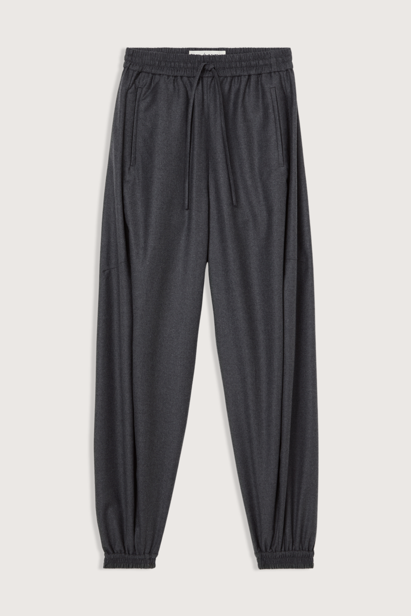 flat lay Balloon Track Wool Pant dark grey melange Balloon track pants
Soft dark grey wool
Elasticated waistband and hem
Voluminous leg
Front welt pockets
100% wool