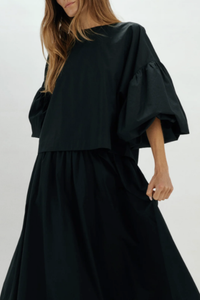 front profile model wearing Balon Stripe Long Sleeve Top Black Oversized puffy sleeves
Elasticated cuff
Crewneck
Boxy cropped fit
Drop shoulder
poplin cotton