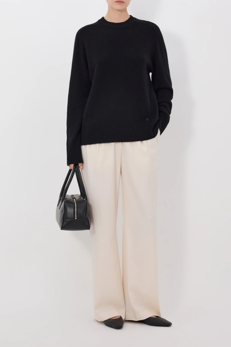 front profile model wearing Baltra Crew Cashmere Black Ample fit
Drop shoulders
Ribbed neckline and hem
Composition : 100% CASHMERE