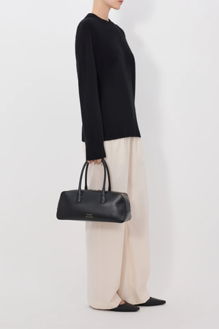 side profile model wearing Baltra Crew Cashmere Black Ample fit
Drop shoulders
Ribbed neckline and hem
Composition : 100% CASHMERE