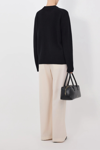 back profile model wearing Baltra Crew Cashmere Black Ample fit
Drop shoulders
Ribbed neckline and hem
Composition : 100% CASHMERE