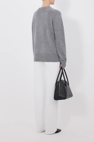 back profile model wearing Baltra Crew Cashmere Grey Melange Ample fit
Drop shoulders
Ribbed neckline and hem
Composition : 100% CASHMERE