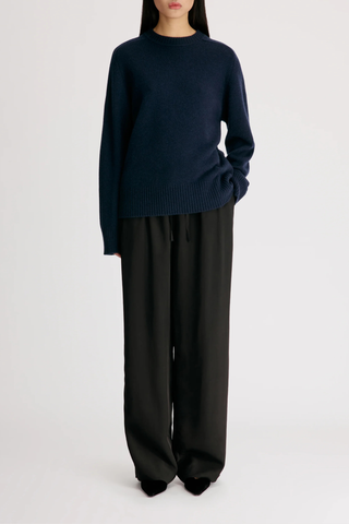 front profile model wearing Baltra Crew Cashmere Sweater Navy Ample fit
Drop shoulders
Ribbed neckline and hem
Composition : 100% CASHMERE