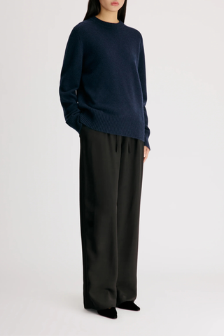 side profile model wearing Baltra Crew Cashmere Sweater Navy Ample fit
Drop shoulders
Ribbed neckline and hem
Composition : 100% CASHMERE