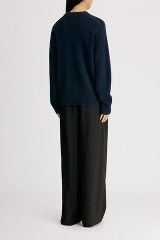 back profile model wearing Baltra Crew Cashmere Sweater Navy Ample fit
Drop shoulders
Ribbed neckline and hem
Composition : 100% CASHMERE