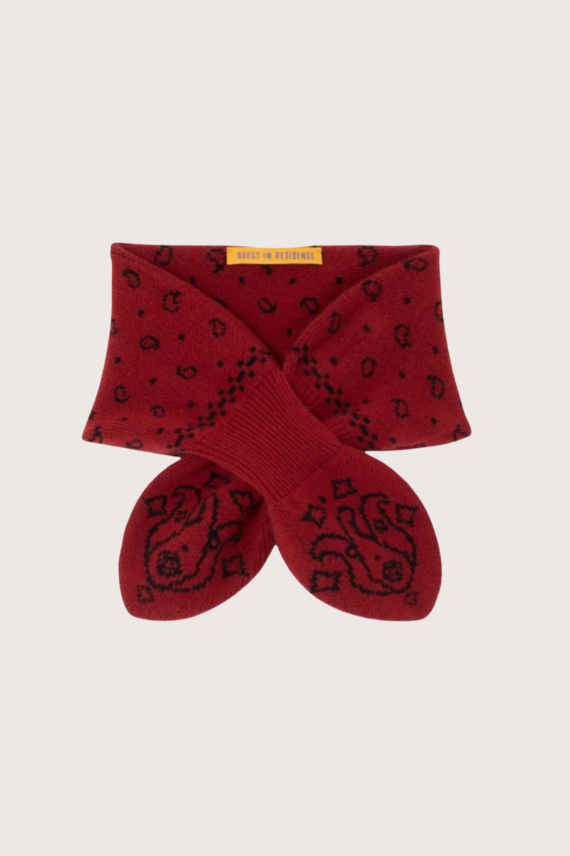 flat lay Bandana Bowtie Scarf Carmine/Black 70% Wool, 30% Cashmere
Paisley print
Pull-through insert slit, creating a bow tie look