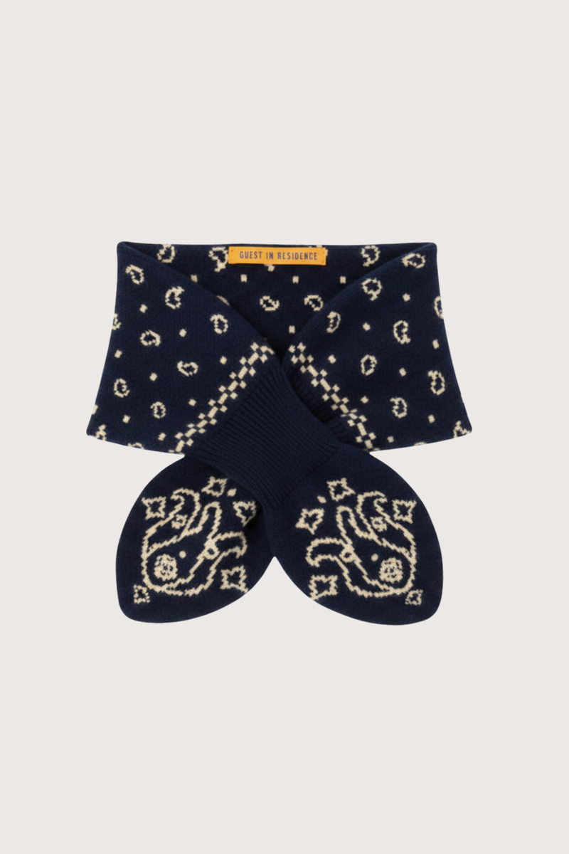 flat lay Bandana Bowtie Scarf Midnight/Butter 70% Wool, 30% Cashmere
Paisley print
Pull-through insert slit, creating a bow tie look