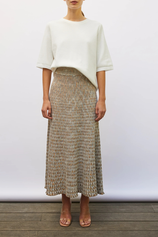 front profile model wearing Bari Knit Top milk white Oversized cut
Lovely volume
High-quality mercerized cotton
Round neckline
Elbow-length sleeves
Fine knit
Relaxed fit
Milano edges