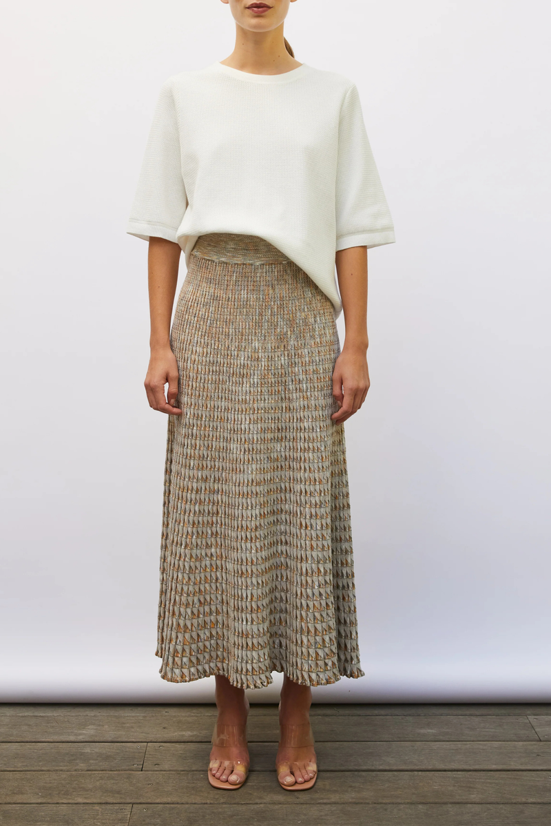 front profile model wearing Bari Knit Top milk white Oversized cut
Lovely volume
High-quality mercerized cotton
Round neckline
Elbow-length sleeves
Fine knit
Relaxed fit
Milano edges