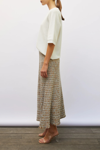 side profile model wearing Bari Knit Top milk white Oversized cut
Lovely volume
High-quality mercerized cotton
Round neckline
Elbow-length sleeves
Fine knit
Relaxed fit
Milano edges