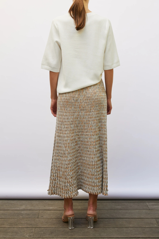 back profile model wearing Bari Knit Top milk white Oversized cut
Lovely volume
High-quality mercerized cotton
Round neckline
Elbow-length sleeves
Fine knit
Relaxed fit
Milano edges