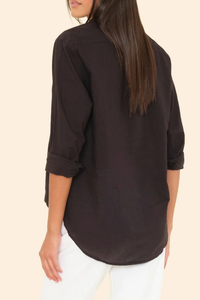 back profile model wearing Beau Shirt Black poplin cotton Boyfriend style
Button down
Long sleeves
Relaxed and generous fit