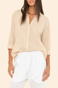 front profile model wearing Beau Shirt Parchment cotton poplin Boyfriend style
Button down
Long sleeve
Relaxed and generous fit