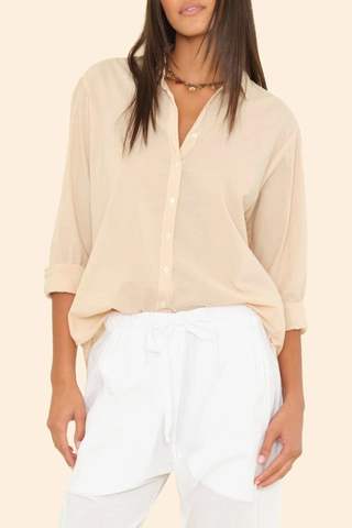 front profile model wearing Beau Shirt Parchment cotton poplin Boyfriend style
Button down
Long sleeve
Relaxed and generous fit