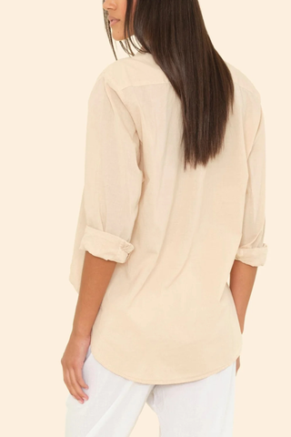 back profile model wearing Beau Shirt Parchment cotton poplin Boyfriend style
Button down
Long sleeve
Relaxed and generous fit