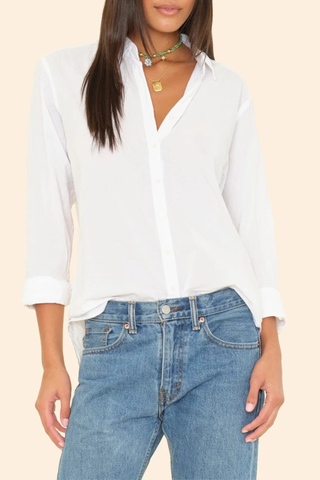front profile model wearing Beau Shirt White cotton poplin Boyfriend style
Button down
Long sleeve
Relaxed and generous fit