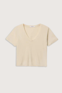 flat lay Beckett Crispy Cotton V-Nk Tee Sugar 100% Cotton
Relaxed boxy fit
V-neck silhouette