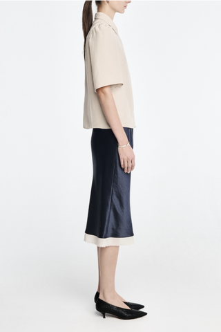 side profile model wearing Bell Sleeve Blouse champagne Bell Sleeve blouse
Naia Sateen
Signature corozo buttons and covered placket
Slim fit blouse
100% Acetate