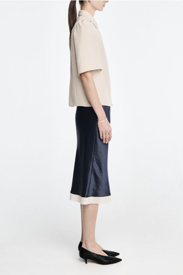 side profile model wearing Bell Sleeve Blouse champagne Bell Sleeve blouse
Naia Sateen
Signature corozo buttons and covered placket
Slim fit blouse
100% Acetate