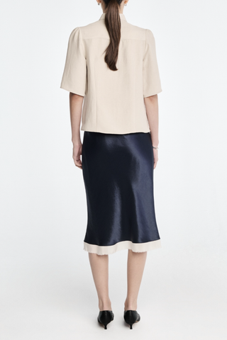 back profile model wearing Bell Sleeve Blouse champagne Bell Sleeve blouse
Naia Sateen
Signature corozo buttons and covered placket
Slim fit blouse
100% Acetate