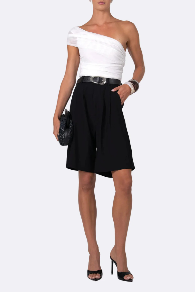 front profile model wearing  Bella Culotte Shorts Black long shorts
Button closure
Elegant pleats
High-rise fit
Relaxed fit