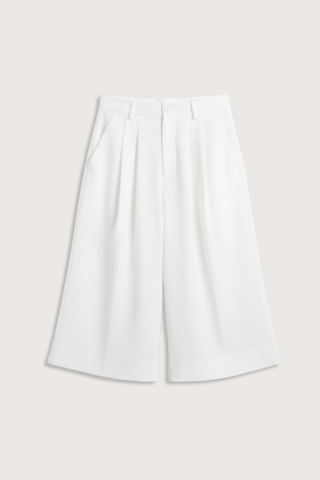 flat lay Bella Culotte Shorts White long shorts
Button closure
Elegant pleats
High-rise fit
Relaxed fit
