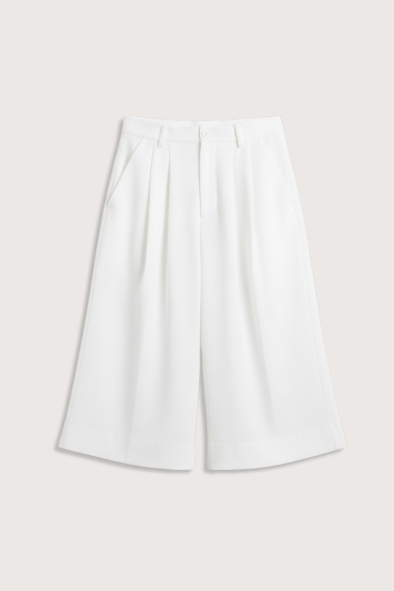 flat lay Bella Culotte Shorts White long shorts
Button closure
Elegant pleats
High-rise fit
Relaxed fit