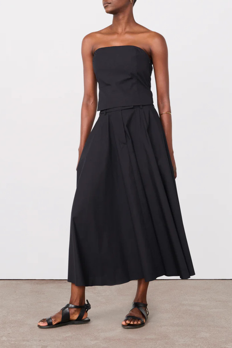 front profile model wearing Bertille Poplin Skirt black Flared voluminous
Midi skirt
Regular fit
Hammer belt
Side seam pockets
Matching top available
Garment wash