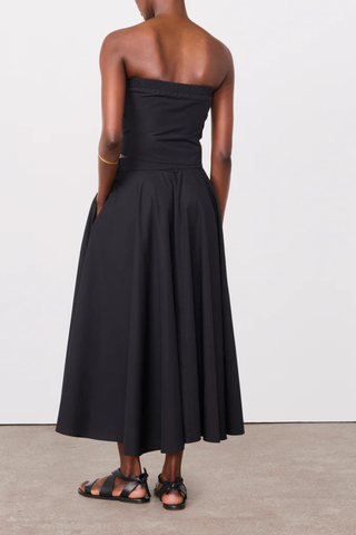 back profile model wearing Bertille Poplin Skirt black Flared voluminous
Midi skirt
Regular fit
Hammer belt
Side seam pockets
Matching top available
Garment wash