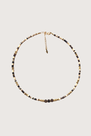 flat lay Billy Necklace multi Shell (or turquoise) necklace
Medium thickness
Dark facetted tourmalines
18K gold plated beads
Each piece is one of a kind
Length: 16,4-17,71”