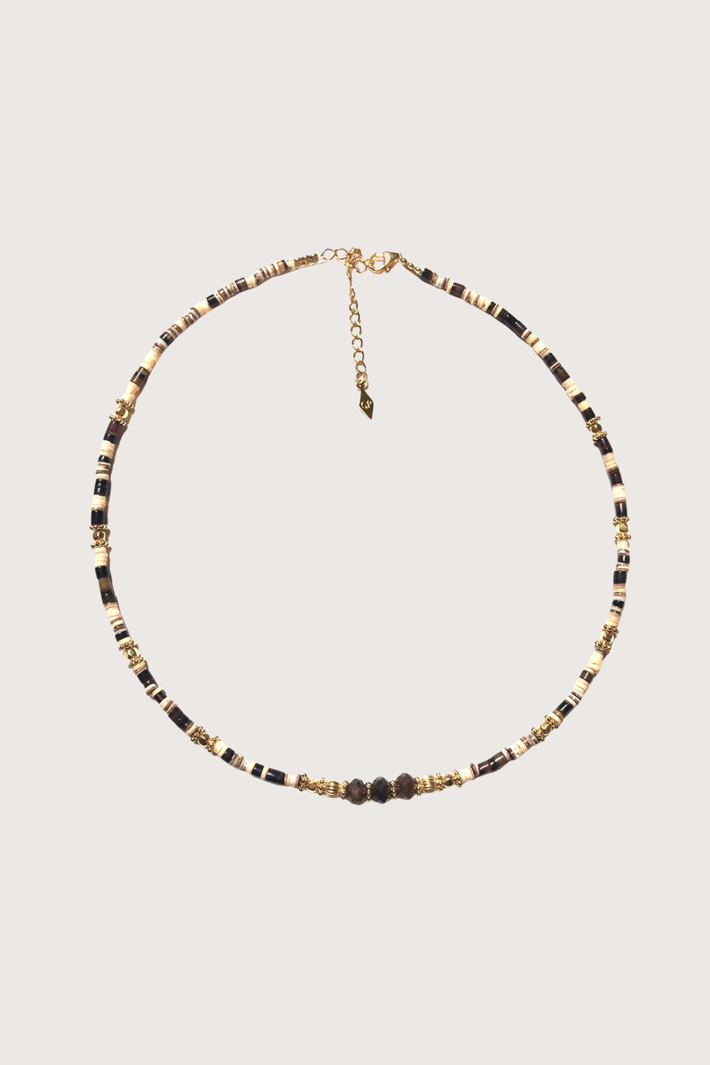 flat lay Billy Necklace multi Shell (or turquoise) necklace
Medium thickness
Dark facetted tourmalines
18K gold plated beads
Each piece is one of a kind
Length: 16,4-17,71”