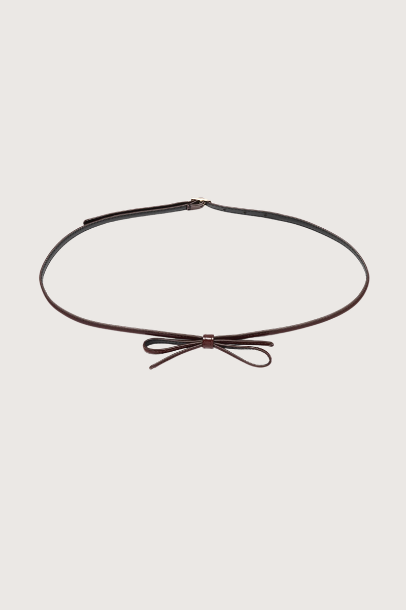 flat lay Bow Belt bark brown Skinny belt
Bark calf naplack leather
Bow detail on the front
Adjustable back closure with a metal buckle
98% Domesticated calf leather | 2% Metal