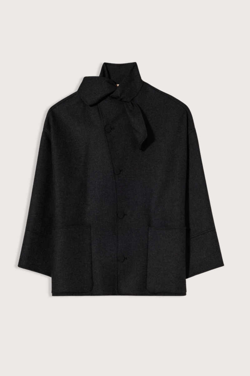 flat lay Bow Tie Wool Jacket melange black Double-faced melange wool fabric
High neckline
Matching scarf loop to be knotted at the side
Three-quarter sleeves
Large patch pockets at the sides
Asymmetric single-breasted front fastening
Covered buttons
71% Regenerated wool 16% Nylon 9% Polyester 4% Other fibres