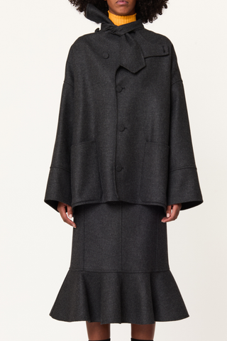front profile model wearing Bow Tie Wool Jacket melange black Double-faced melange wool fabric
High neckline
Matching scarf loop to be knotted at the side
Three-quarter sleeves
Large patch pockets at the sides
Asymmetric single-breasted front fastening
Covered buttons
71% Regenerated wool 16% Nylon 9% Polyester 4% Other fibres