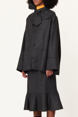side profile model wearing Bow Tie Wool Jacket melange black Double-faced melange wool fabric
High neckline
Matching scarf loop to be knotted at the side
Three-quarter sleeves
Large patch pockets at the sides
Asymmetric single-breasted front fastening
Covered buttons
71% Regenerated wool 16% Nylon 9% Polyester 4% Other fibres