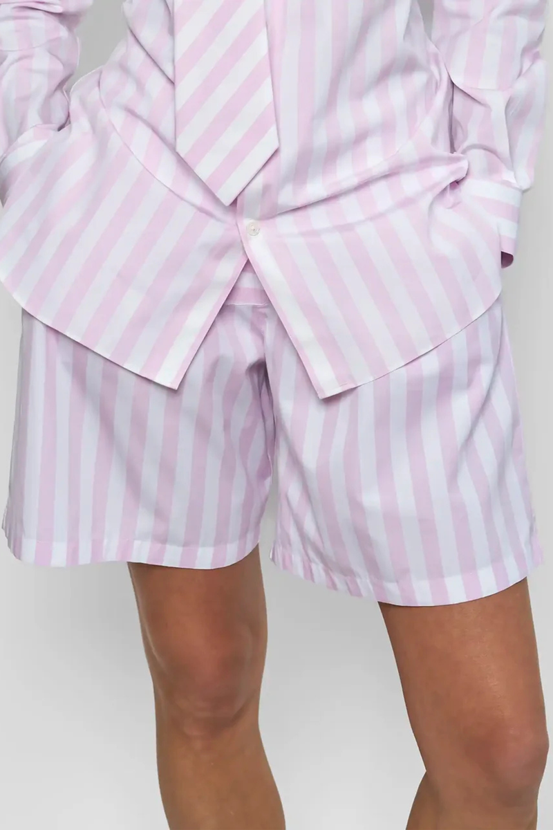 front profile model wearing Boxer Shorts pink white vertical stripe Straight leg
Mid-rise
Relaxed fit
Elasticated at the waist
Pale pink and white vertical stripe
Mother-of-pearl buttons
Medium weight cotton
100% two-ply cotton poplin woven in Italy