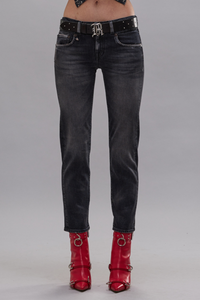 front profile model wearing Boy Straight Jean Essex black stretch Low rise
Slim straight
Cropped leg
Made in Italian comfort stretch denim. 12oz