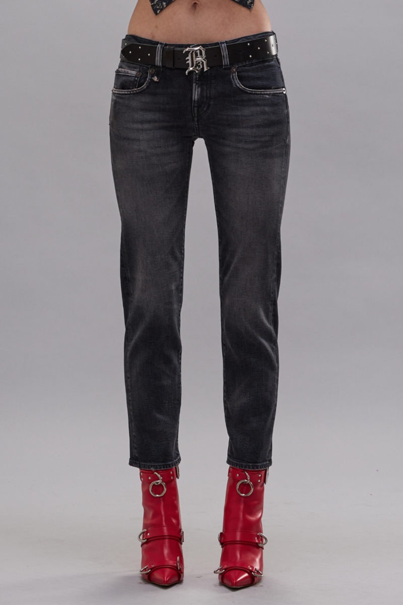 front profile model wearing Boy Straight Jean Essex black stretch Low rise
Slim straight
Cropped leg
Made in Italian comfort stretch denim. 12oz