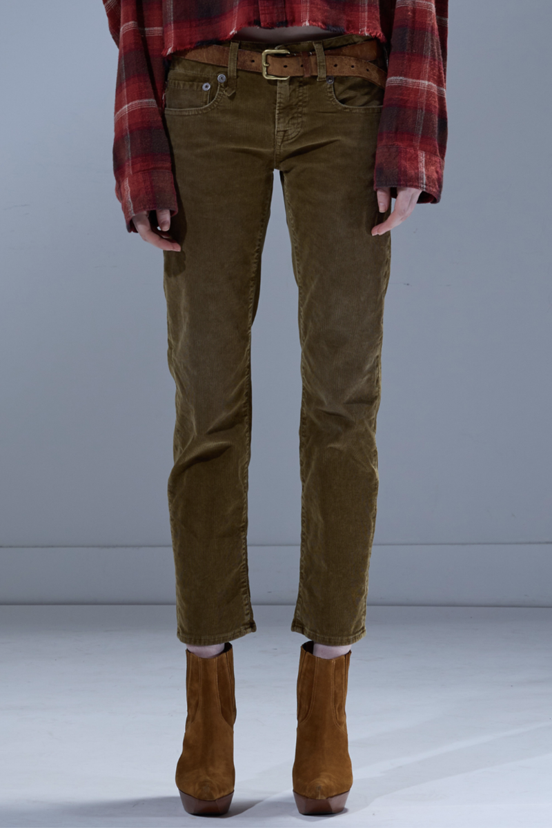 front profile model wearing  Boy Straight Stretch Corduroy Jean golden brown Low rise
Slim straight
Cropped leg
French golden brown corduroy fabric
Subtle wear pattern
98% Cotton, 2% Elastane