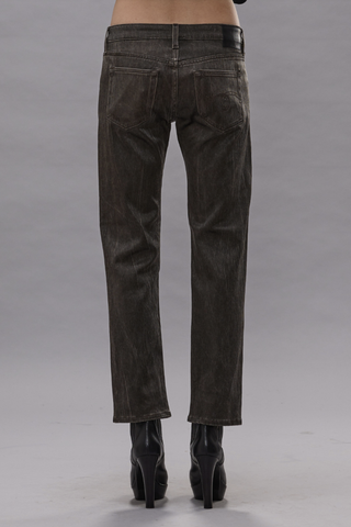 back profile model wearing  Boy Straight Stretch Sateen Char Brown Low rise
Slim straight
Cropped leg
Italian stretch coated sateen
52% cotton, 45% acetate, 3% elastane