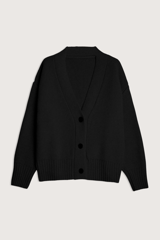 flat lay Boyfriend Cardigan Noir Heavy knit
Relaxed, boyfriend fit
V-neck
Three front button closure
100% Merino Wool