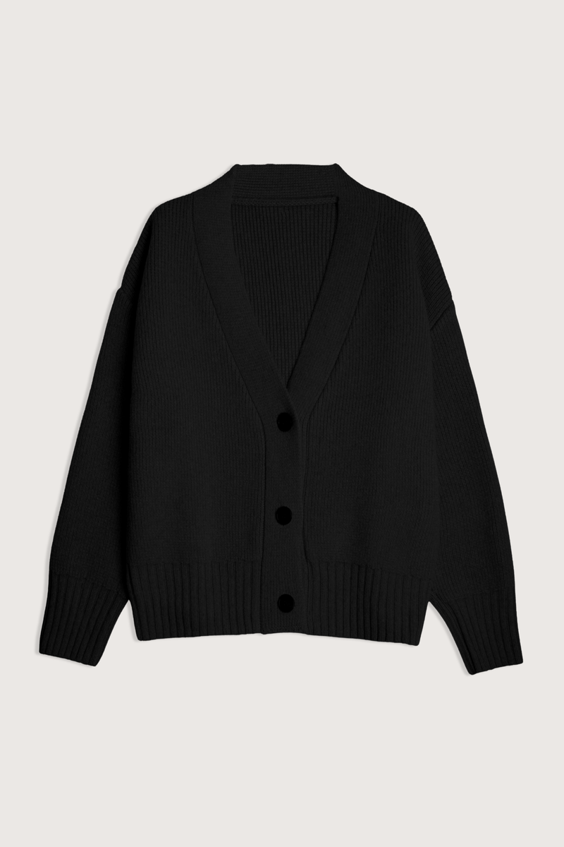 flat lay Boyfriend Cardigan Noir Heavy knit
Relaxed, boyfriend fit
V-neck
Three front button closure
100% Merino Wool